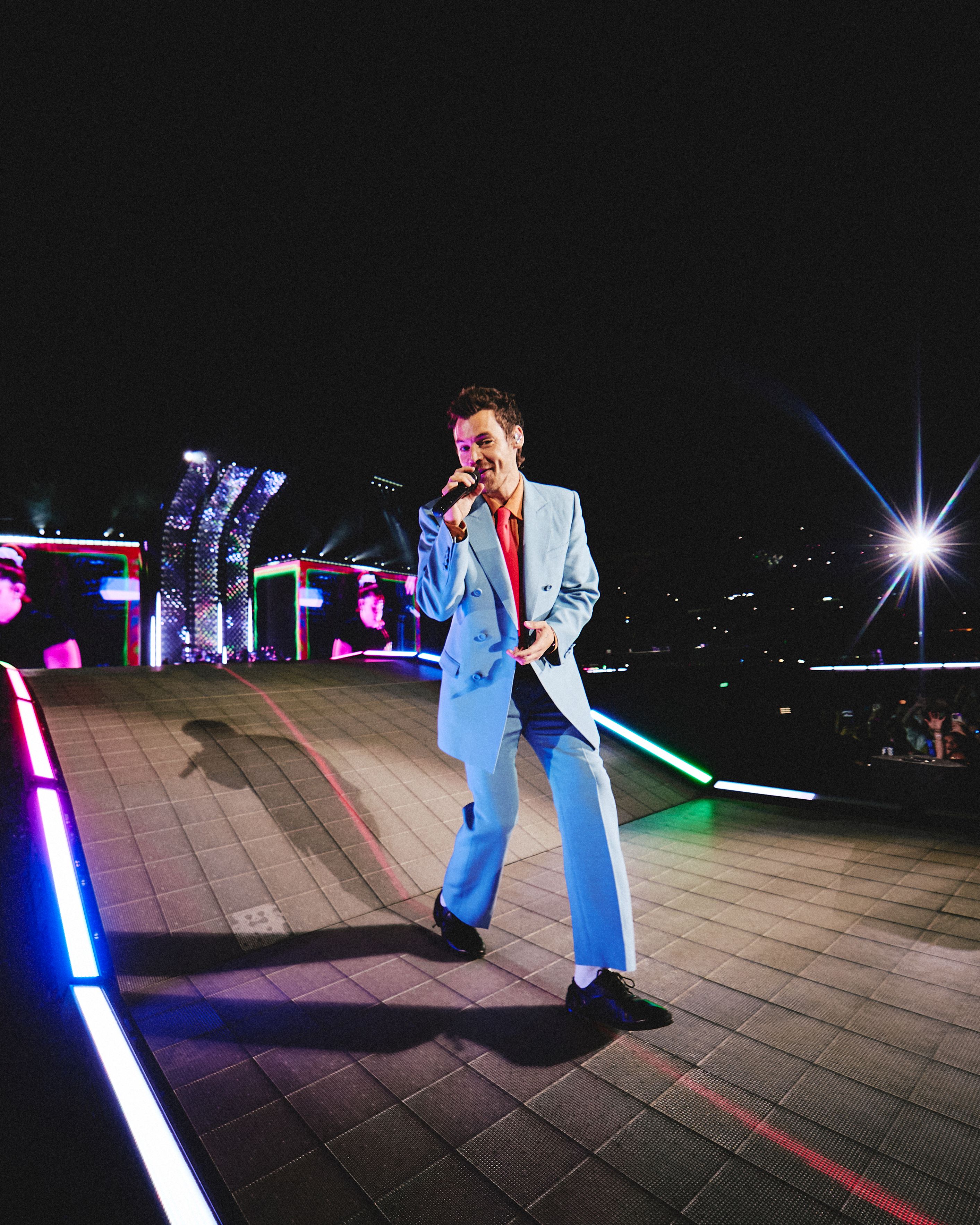 Harry Styles in blue suit singing on stage in Sao Paulo